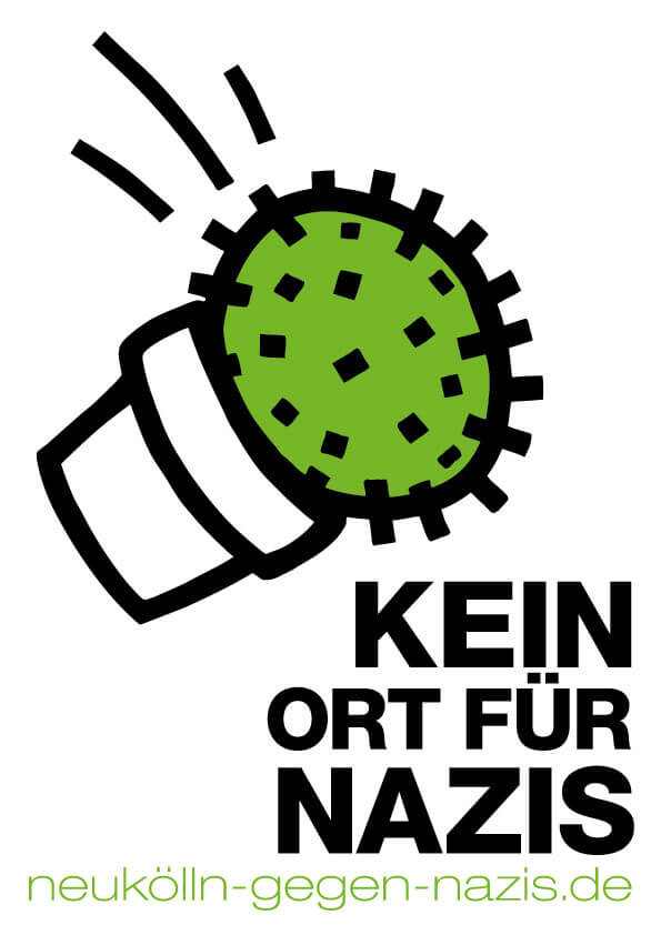 Das Poster zeigt eine grün gefärbte Illustration eines Kaktus mit schwarzen Stacheln, der aus einem weißen Topf kippt. Links oben sind drei geschwungene Linien, die Bewegung andeuten. Darunter steht in schwarzen Buchstaben: "Kein Ort für Nazis". Am unteren Rand befindet sich der Text "neukölln-gegen-nazis.de" in kleinerer, grüner Schrift.