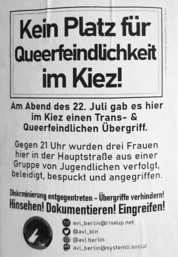 Ein Poster mit weißem Hintergrund und schwarzem Text. Überschrift: "Kein Platz für Queerfeindlichkeit im Kiez!" Darunter informiert der Text über einen Vorfall am 22. Juli, bei dem drei Frauen von Jugendlichen in der Hauptstraße verfolgt und angegriffen wurden. Darunter steht: "Diskriminierung entgegentreten - Übergriffe verhindern! Hinsehen! Dokumentieren! Eingreifen!" Kontaktinformationen und ein Logo der Antifaschistischen Vernetzung Lichtenberg sind unten links sichtbar.
