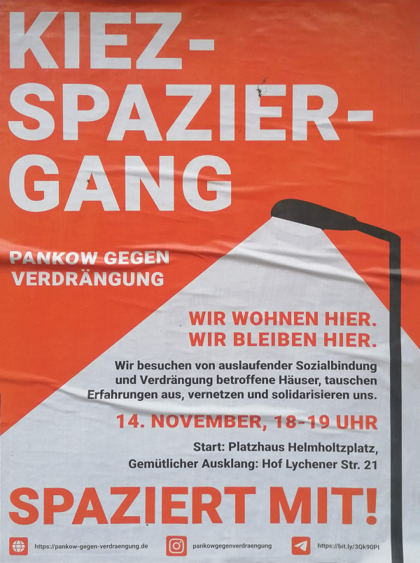 Ein Poster mit orange-weißem Design. Oben steht in großer weißer Schrift "Kiez-Spaziergang". Darunter "Pankow gegen Verdrängung". Ein weißer Bereich zeigt den Lichtkegel einer Straßenlaterne und den Text: "Wir wohnen hier. Wir bleiben hier." Darunter wird zu einem Spaziergang am 14. November von 18-19 Uhr eingeladen, beginnend am Platzhaus Helmholtzplatz. Unten steht in großer Schrift "Spaziert mit!". Links sind Web- und Social-Media-Links abgebildet.