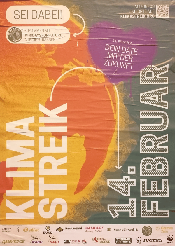 Ein Poster mit einem orangenen, gelben und grünen Hintergrund zeigt den Schriftzug "Klima Streik" vertikal. Oben links steht "Sei dabei! Zusammen mit #FridaysForFuture auf die Straßen". Rechts oben befindet sich ein QR-Code mit der Aufschrift "Alle Infos und Orte auf klimastreik.org". Ein lila Herz in der Mitte trägt den Text "14. Februar: Dein Date mit der Zukunft". Unten sind Logos verschiedener Organisationen wie Greenpeace und WWF abgebildet.