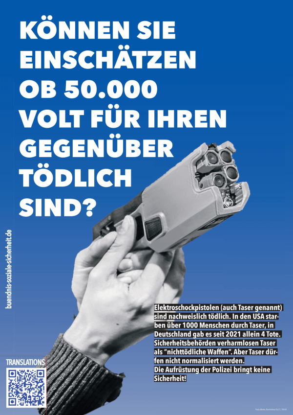 Ein blaues Plakat mit fetter weißer Schrift lautet: "Können Sie einschätzen, ob 50.000 Volt für ihr Gegenüber tödlich sind?" Es zeigt das Bild einer Hand, die einen Taser hält. Zusätzlicher Text in einem schwarzen Kasten erörtert die Gefahren von Tasern. Unten links befindet sich ein QR-Code.