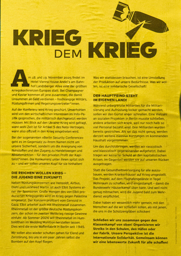 Gelbes Plakat mit schwarzem Text. Oben links steht "Krieg dem Krieg" neben einer gezeichneten Bombe, die zerschlagen wird. Der Text beginnt mit einem großen "A" und beschreibt die Kriegskonferenz im Hotel Vienna House Andel's am 18. und 19. November 2025. Es geht um die Kritik an Militarisierung und wirtschaftlichen Interessen. Weitere Abschnitte thematisieren die Rolle reicher Konzerne und die Auswirkungen auf die Gesellschaft. Am Ende ein Aufruf zur Solidarität und zum Streik.