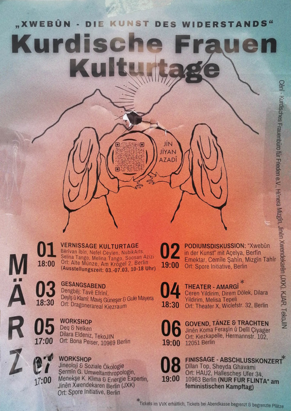 Ein Poster mit dem Titel „Kurdische Frauen Kulturtage“ in großen schwarzen Buchstaben. Im Hintergrund ist ein abstraktes Bild von zwei Frauen in Umrissen vor einem Gebirge, die einen QR-Code umgeben. Oben steht „Xwebûn - Die Kunst des Widerstands“. Der Hintergrund ist in einem Verlauf von Blau zu Orange gestaltet. Unten sind die Programmdaten für März aufgelistet, einschließlich Vernissage, Podiumsdiskussion, Gesangsabend, Theater, Workshops und Abschlusskonzert.