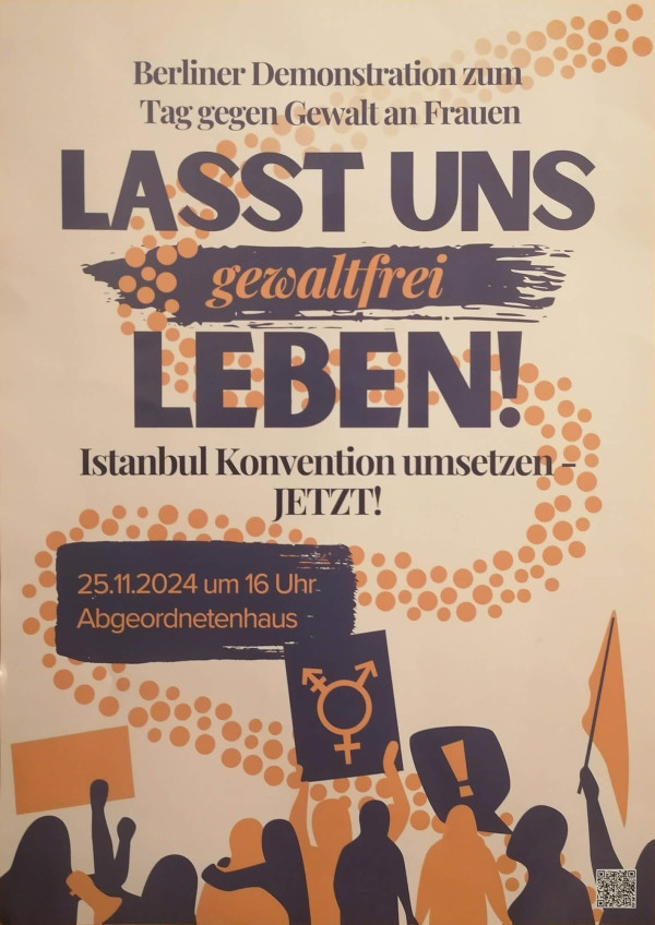 Poster für eine Berliner Demonstration zum Tag gegen Gewalt an Frauen. Im oberen Bereich steht: „Berliner Demonstration zum Tag gegen Gewalt an Frauen“. Darunter in großen Buchstaben: „Lasst uns gewaltfrei leben!“ Auf einem blauen Pinselstrich steht „gewaltfrei“ in orange. Unten: „Istanbul Konvention umsetzen – Jetzt!“. Ein Feld zeigt: „25.11.2024 um 16 Uhr - Abgeordnetenhaus“. Die Farben sind blau, orange und beige. Silhouetten von Menschen mit Schildern und Fahnen sind unten abgebildet.