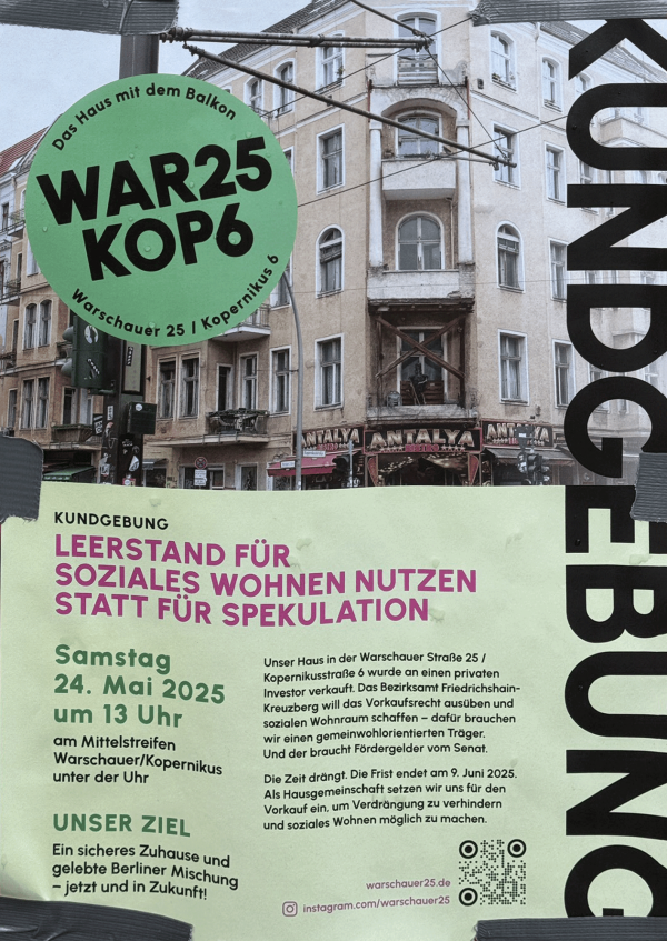 Ein Poster zeigt ein altes Gebäude mit einem Balkon. Ein grüner Kreis links oben enthält den Text "Das Haus mit dem Balkon, War25 Kop6, Warschauer 25 / Kopernikus 6". Darunter steht: "Kundgebung, Leerstand für soziales Wohnen nutzen statt für Spekulation. Samstag, 24. Mai 2025 um 13 Uhr." Der Hintergrund ist hellgrün, die Schrift teils schwarz, teils pink. Rechts steht groß "Kundgebung" vertikal. Unten sind QR-Codes und Social-Media-Links.