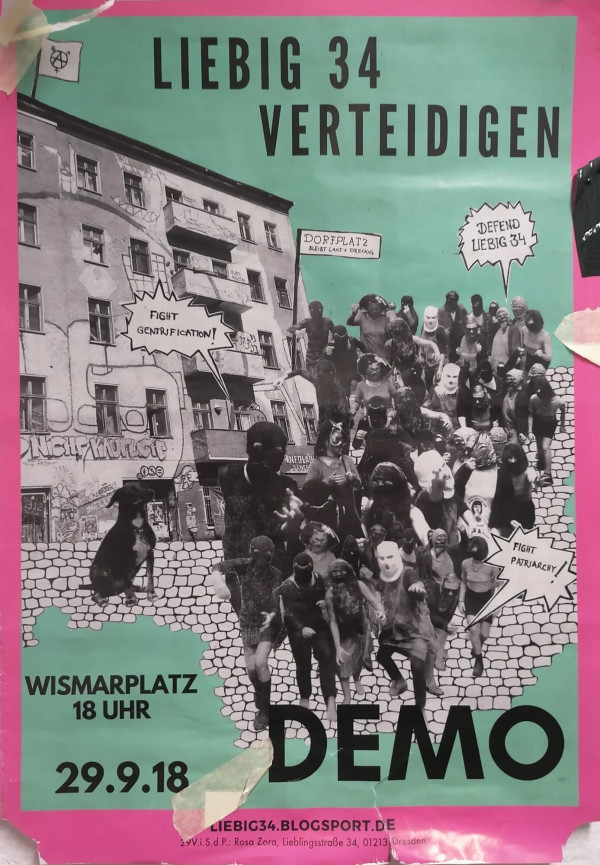 Ein Poster mit einem pinken Rand und türkisfarbenem Hintergrund. Oben steht in schwarzer Schrift: "Liebig 34 verteidigen." Darunter ist ein schwarz-weißes Bild von vermummten Personen vor einem Gebäude, mit Sprechblasen: "Fight gentrification!", "Defend Liebig 34", "Fight patriarchy." Unten links steht "Wismarplatz 18 Uhr 29.9.18" und unten rechts in großen Buchstaben "Demo". Ganz unten ist "liebig34.blogsport.de" angegeben.