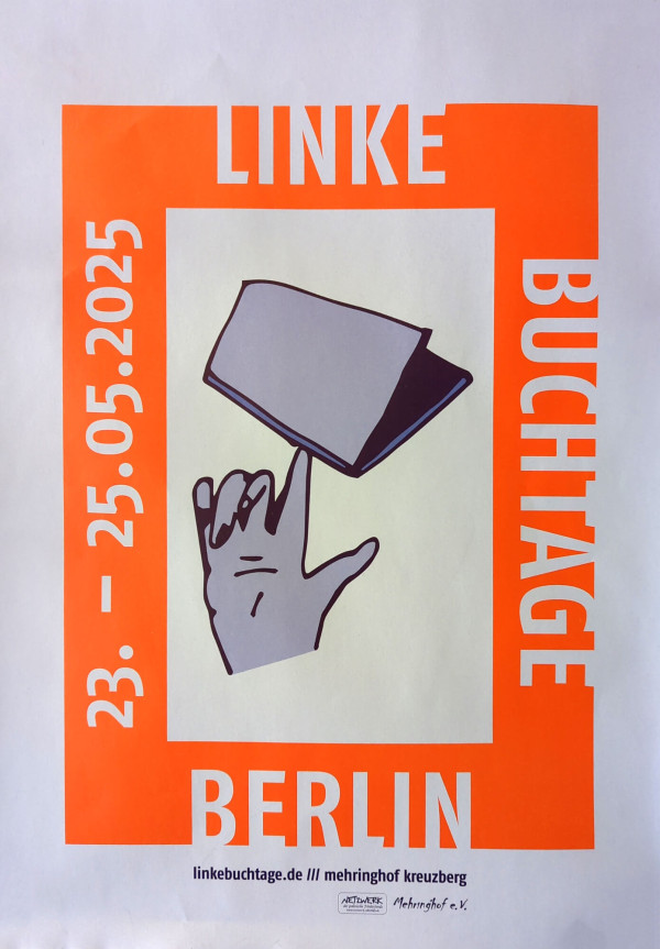 Ein Plakat mit einem hellen lila Hintergrund und einem breiten orangen Rahmen. Oben steht "Linke Buchtage". In der Mitte ist eine illustrierte Hand, die ein Buch balanciert. Links steht vertikal "23. - 25.05.2025". Unten steht "Berlin". Die Webseite "linkebuchtage.de" und der Ort "Mehringhof Kreuzberg" sind unten angegeben.