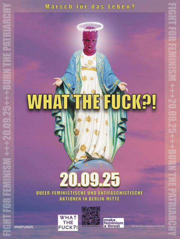Ein Poster zeigt eine Figur in blauer und weißer Kleidung mit goldenen Akzenten. Die Figur trägt eine pinke Sturmhaube und einen Heiligenschein. Der Hintergrund ist ein rosa-violetter Himmel. Oben steht „Marsch für das Leben?“ in gelber Schrift. In der Mitte steht „What the fuck?!“ in großen gelben Buchstaben. Darunter ist das Datum „20.09.25“ und der Text „Queer-feministische und antifaschistische Aktionen in Berlin-Mitte“. Am unteren Rand sind Logos und eine QR-Code.