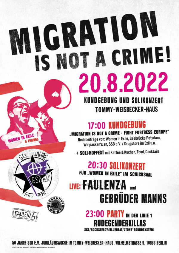 Plakat mit einem auffälligen schwarz-rosa Design. "Migration ist kein Verbrechen!" in großer Schrift. Veranstaltungsdetails umfassen Datum 20.8.2022, Uhrzeit und Ort Tommy-Weisbecker-Haus. Mit der Grafik einer Person mit Megaphon und Logos.