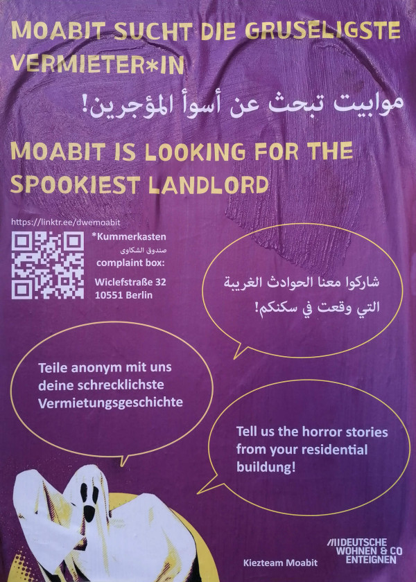 Ein Poster mit lila Hintergrund und gelbem Text: "Moabit sucht die gruseligste Vermieter*in" und "Moabit is looking for the spookiest landlord". Arabische Übersetzung ist ebenfalls enthalten. Unten links ein QR-Code mit der Adresse "Wiclefstraße 32, 10551 Berlin" und der Aufschrift "Kummerkasten". Drei Sprechblasen: "Teile anonym mit uns deine schrecklichste Vermietungsgeschichte" und "Tell us the horror stories from your residential building!". Ein gezeichneter Geist ist unten links zu sehen.