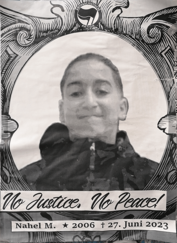 Ein Schwarz-Weiß-Poster zeigt das Bild einer lächelnden Person in der Mitte, umrahmt von einem dekorativen Muster. Oben ist das Logo der "Antifaschistische Aktion" abgebildet. Unter dem Bild steht in geschwungener Schrift: "No Justice, No Peace!" Darunter ist der Name "Nahel M." mit den Daten "Geboren 2006. Gestorben 27. Juni 2023." auf einem weißen Streifen gedruckt. Der Hintergrund ist mit kunstvollen schwarzen Linien verziert.