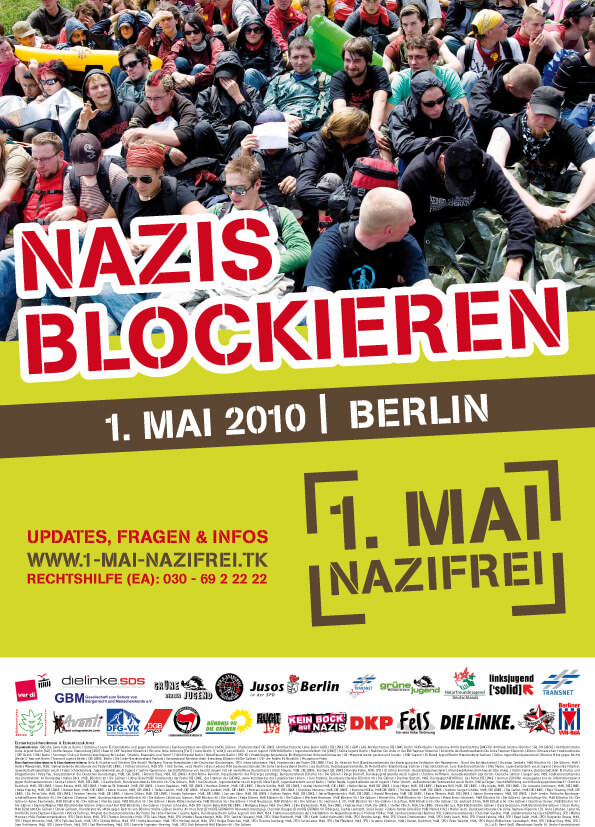 Ein Plakat mit einer Gruppe von Menschen, die zusammensitzen. In fetter roter Schrift steht "NAZIS BLOCKIEREN". Darunter steht in brauner und gelber Schrift "1. MAI 2010 | BERLIN". Am unteren Rand sind verschiedene Logos zu sehen.