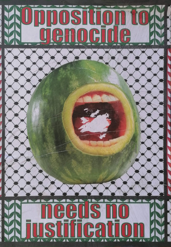 Ein Poster mit einem Hintergrund aus schwarz-weißem Kufiya-Muster. Oben steht der Text „Opposition to genocide“ in roten Buchstaben mit grünem Rand. Unten steht „needs no justification“ im gleichen Stil. In der Mitte ist eine grüne Melone mit einem menschlichen Mund, der weit geöffnet ist und rote Lippen zeigt. Die Farben sind überwiegend grün, rot und schwarz.