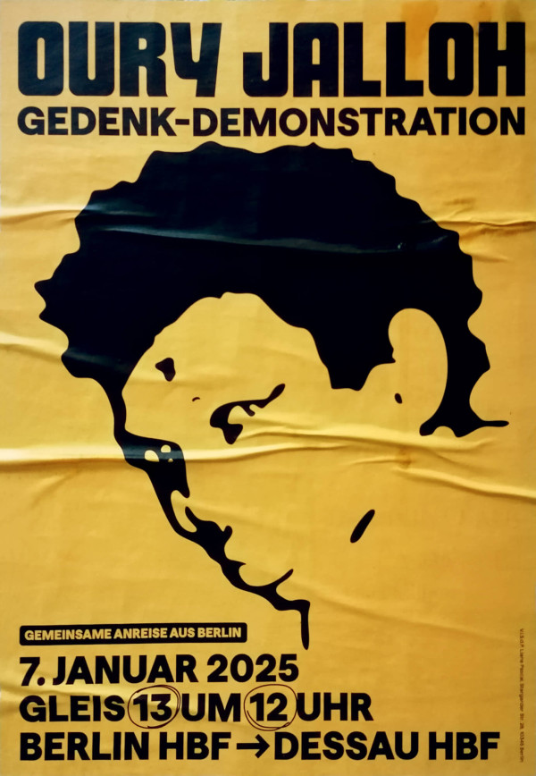Gelbes Plakat mit der schwarzen Silhouette eines Gesichts von Oury Jalloh. Der Text lautet: "Oury Jalloh Gedenk-Demonstration, 7. Januar 2025, Gleis 13 um 12 Uhr, Berlin Hbf nach Dessau Hbf".