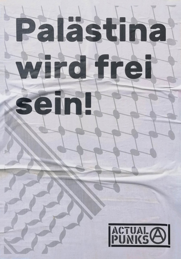 Ein Poster mit weißem Hintergrund zeigt das schwarze, fettgedruckte Zitat: "Palästina wird frei sein!" im oberen Teil. Der Hintergrund hat ein Muster eines traditionellen Kufiya-Designs in Grautönen. Unten rechts steht in einem Kasten "Actual Punks" neben einem eingekreisten "A", das Anarchie symbolisiert.