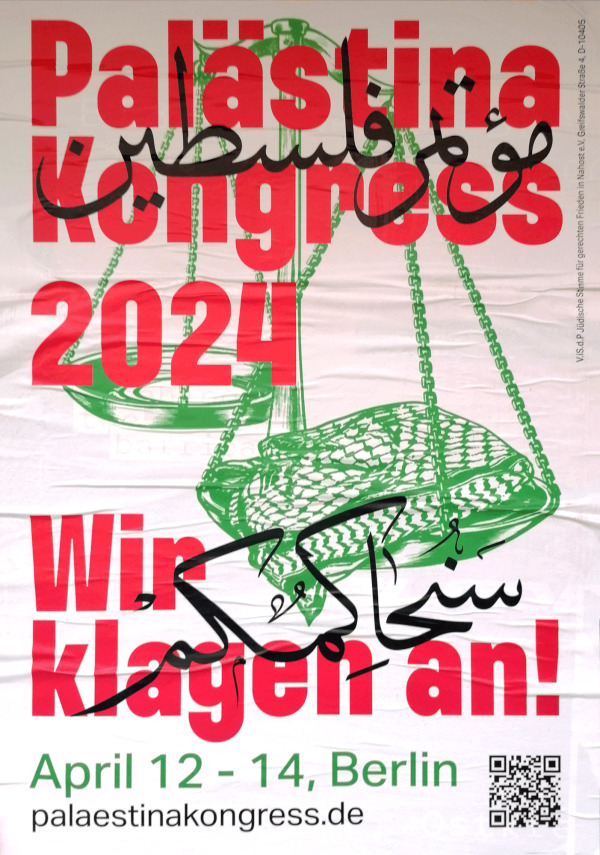 Das Poster zeigt groß den Text "Palästina Kongress 2024" in roten Buchstaben. Darunter steht in Rot "Wir klagen an!" Ein grünes Bild einer Waage mit einem Kufiya-Tuch ist mittig platziert. Arabischer Text in Schwarz überlagert das Design. Unten steht in Grün "April 12 - 14, Berlin" und die Website "palaestinakongress.de". Ein QR-Code ist rechts unten zu sehen. Der Hintergrund ist weiß.