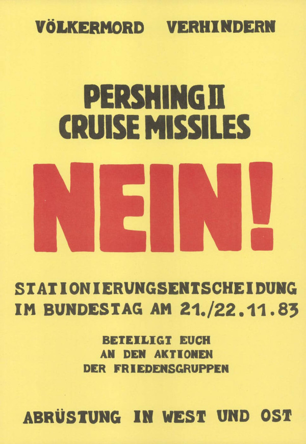 Ein gelbes Poster mit schwarzem und rotem Text. Oben steht in Schwarz: "Völkermord verhindern". Darunter in dicken schwarzen Buchstaben: "Pershing II Cruise Missiles". In großer roter Schrift steht: "Nein!". Weiter unten in Schwarz: "Stationierungsentscheidung im Bundestag am 21./22.11.83". Darunter: "Beteiligt euch an den Aktionen der Friedensgruppen". Ganz unten in Schwarz: "Abrüstung in West und Ost".