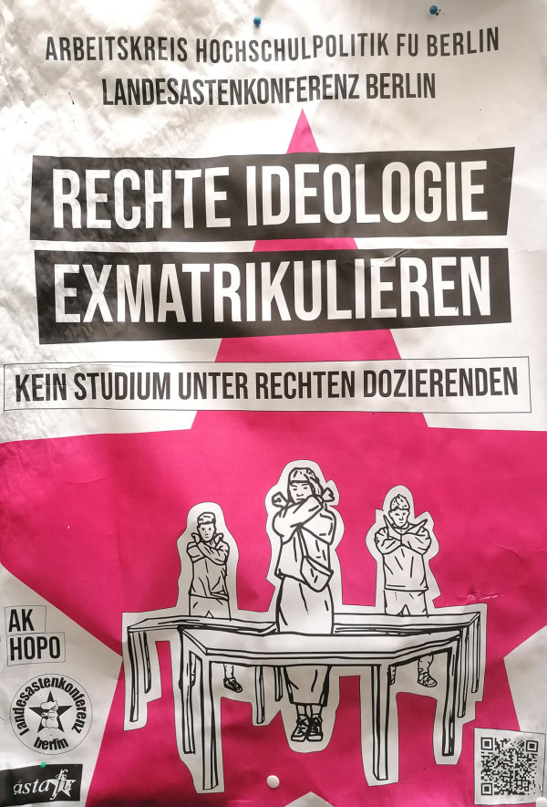 Ein Poster mit weißem Hintergrund und einem großen pinken Stern mittig unten. Oben steht "Arbeitskreis Hochschulpolitik FU Berlin LandesAstenKonferenz Berlin". Darunter in schwarzen Kästen: "Rechte Ideologie exmatrikulieren". Weiter unten: "Kein Studium unter rechten Dozierenden". Drei Personen mit verschränkten Armen stehen hinter einem Tisch. Unten links sind Logos von AK HOPO und LandesAstenKonferenz Berlin. Rechts unten ein QR-Code.
