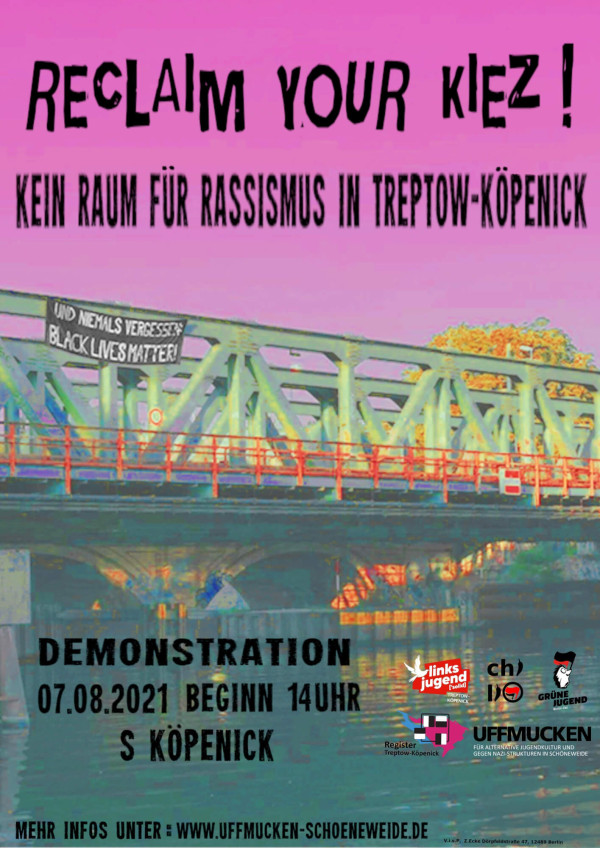 Ein Poster mit einem rosa Himmel und einer grünen Brücke im Vordergrund. Oben steht in schwarzer Schrift: "Reclaim your Kiez!" Darunter: "Kein Raum für Rassismus in Treptow-Köpenick". Auf der Brücke hängt ein Banner: "Und niemals vergessen! Black Lives Matter!" Unten steht: "Demonstration 07.08.2021 Beginn 14 Uhr S Köpenick". Rechts sind Logos von verschiedenen Organisationen. Am unteren Rand: "Mehr Infos unter: www.uffmucken-schoeneweide.de".