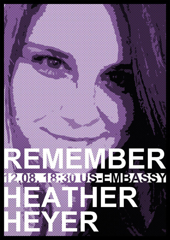 Ein Poster mit einem Porträt einer Frau in lila Tönen, das mit Rasterpunkten gestaltet ist. Am unteren Rand steht in weißer Schrift: "Remember Heather Heyer". Darunter befindet sich der Text "12.08 18:30 US-Embassy" ebenfalls in Weiß. Der Hintergrund ist schwarz, wodurch der Text und das Bild hervorgehoben werden.