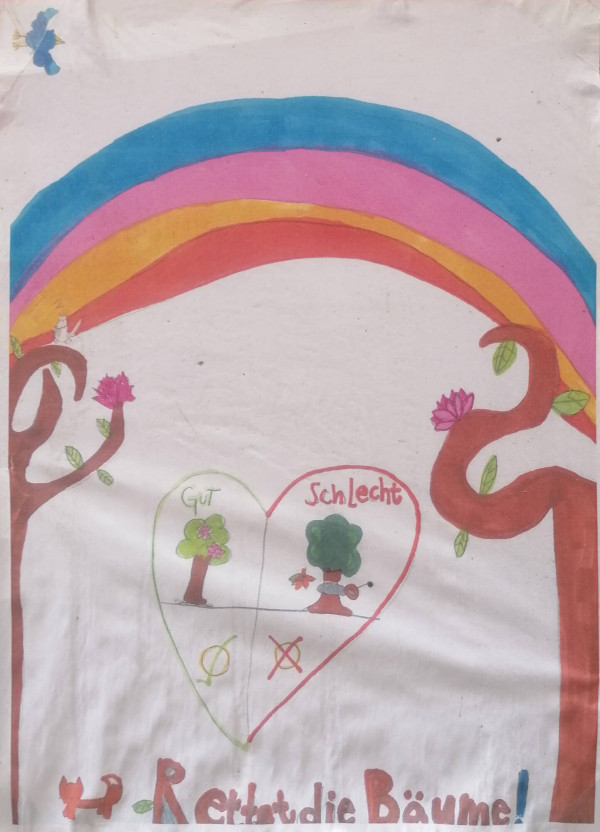 Ein Poster zeigt einen bunten Regenbogen mit den Farben Blau, Pink, Orange und Rot. Zwei Bäume stehen links und rechts, mit grünen Blättern und rosa Blüten. In der Mitte ist ein Herz gezeichnet, das in zwei Hälften geteilt ist: Links "Gut" mit einem gesunden Baum, rechts "Schlecht" mit einem Baum, der gefällt wird. Unten steht "Rettet die Bäume!" in brauner Schrift, begleitet von einer Zeichnung eines Fuchses.