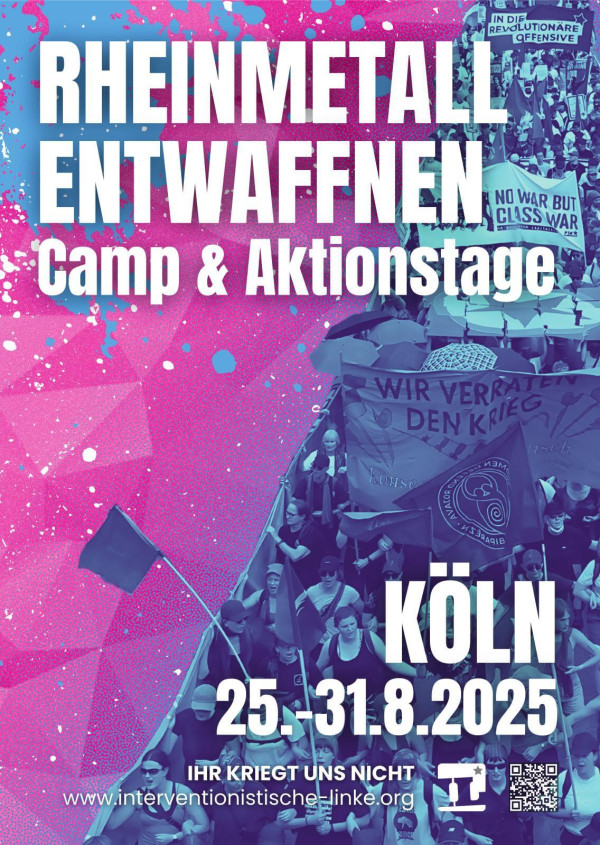 Ein Poster mit einem Hintergrund aus pink-blauen Farbspritzern zeigt eine Menschenmenge auf einer Demonstration mit Schildern und Transparenten. Der Text lautet: "Rheinmetall Entwaffnen Camp & Aktionstage Köln 25.-31.8.2025". Unten steht: "Ihr kriegt uns nicht www.interventionistische-linke.org". Ein QR-Code ist neben einem Logo unten rechts zu sehen.