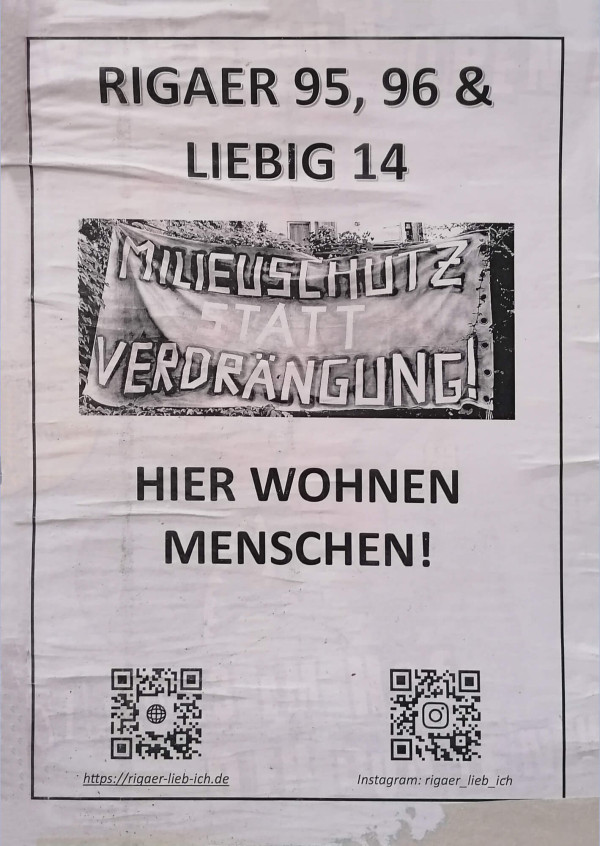 Ein Poster auf weißem Hintergrund mit schwarzem Text. Oben steht „Rigaer 95, 96 & Liebig 14“. Darunter ein Foto eines Banners mit der Aufschrift „Milieuschutz statt Verdrängung!“. Weiter unten steht „Hier wohnen Menschen!“ Unten sind zwei QR-Codes, links mit der Website „https://rigaer-lieb-ich.de“ und rechts mit dem Instagram-Account „rigaer_lieb_ich“.
