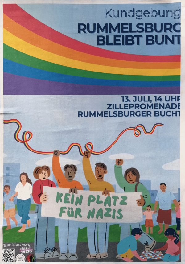 Ein buntes Plakat zeigt eine Kundgebung mit dem Titel "Rummelsburg bleibt bunt". Oben ist ein Regenbogen auf blauem Hintergrund. Darunter halten verschiedene Menschen ein Banner mit der Aufschrift "Kein Platz für Nazis". Rechts steht "13. Juli, 14 Uhr, Zillepromenade, Rummelsburger Bucht". Am unteren Rand steht "Organisiert von: Feminist Dialogues". Kinder spielen im Vordergrund, während Erwachsene im Hintergrund stehen.