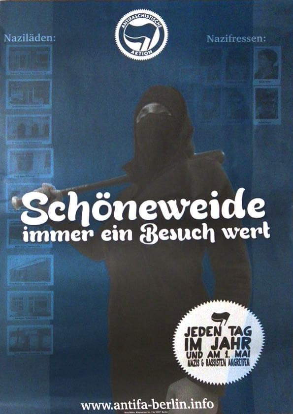 Ein Poster mit einem dunkelblauen Hintergrund zeigt eine vermummte Person, die einen Baseballschläger hält. Oben in der Mitte ist ein rundes Logo mit dem Text "Antifaschistische Aktion". Links steht "Naziläden:", rechts "Nazifressen:". In der Mitte steht in großen, weißen Buchstaben "Schöneweide immer ein Besuch wert". Unten rechts ist ein Kreis mit der Aufschrift "Jeden Tag im Jahr und am 1. Mai Nazis & Rassisten angreifen". Unten ist die Website "www.antifa-berlin.info" angegeben.