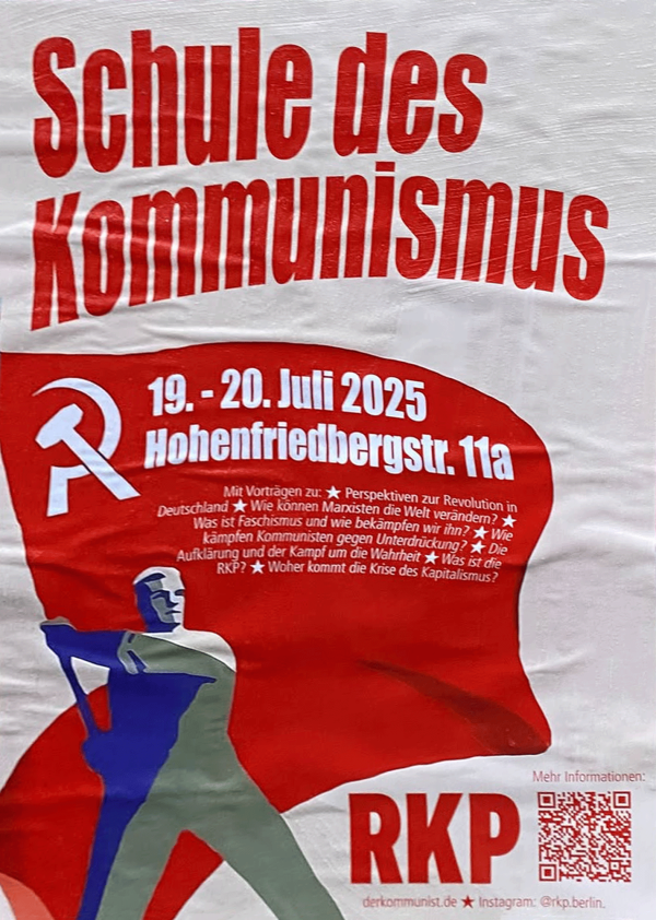 Plakat der Veranstaltung "Schule des Kommunismus" in kräftigem Rot und Weiß. Oben steht der Titel in großen roten Buchstaben. Darunter sind Datum und Ort angegeben: "19. - 20. Juli 2025, Hohenfriedbergstr. 11a". Ein illustrierter Arbeiter in Blau und Grau hält eine rote Fahne mit einem Hammer-und-Sichel-Symbol. Es gibt Details zu Vorträgen und Informationen über die Website "derkommunist.de" und den Instagram-Account "@rkp.berlin". Ein QR-Code ist ebenfalls abgebildet.