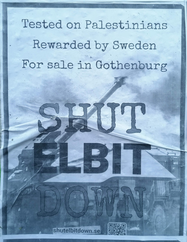 Ein Poster mit einem schwarz-weißen Hintergrund zeigt ein Bild von militärischer Ausrüstung. Der Text lautet: "Tested on Palestinians, Rewarded by Sweden, For sale in Gothenburg". Darunter steht in großer Schrift: "Shut Elbit Down". Unten ist eine Website-Adresse "shutelbitdown.se" und ein QR-Code.