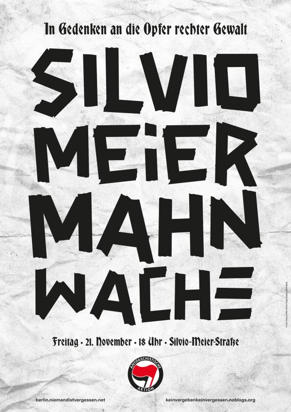 Ein Poster mit grauem Hintergrund zeigt den Text: "In Gedenken an die Opfer rechter Gewalt. Silvio Meier Mahnwache." Darunter steht: "Freitag, 21. November, 18 Uhr, Silvio-Meier-Straße." Unten sind zwei Webadressen: "berlin.niemandistvergessen.net" und "keinvergebenkeinvergessen.noblogs.org". In der Mitte unten befindet sich das Logo der "Antifaschistische Aktion". Die Schrift ist groß und schwarz auf einem strukturierten leicht grauen Hintergrund.