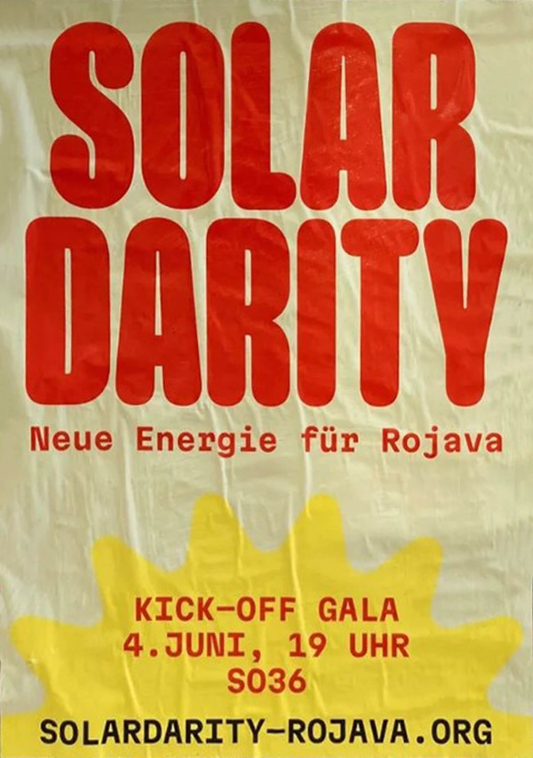 Ein Poster mit cremefarbenem Hintergrund zeigt den roten Text "Solardarity" in großen Buchstaben. Darunter steht in kleinerer roter Schrift "Neue Energie für Rojava". Unten ist ein gelbes, sonnenförmiges Design mit dem roten Text "Kick-off Gala 4. Juni, 19 Uhr, SO36". Am unteren Rand steht "solardarity-rojava.org" in schwarzer Schrift.