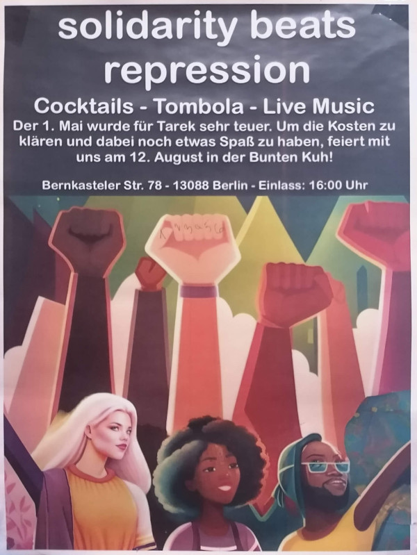 Ein Poster mit dem Titel "solidarity beats repression" in weißer Schrift auf dunkelblauem Hintergrund. Darunter stehen "Cocktails - Tombola - Live Music". Der Text erklärt: "Der 1. Mai wurde für Tarek sehr teuer. Um die Kosten zu klären und dabei noch etwas Spaß zu haben, feiert mit uns am 12. August in der Bunten Kuh!". Im unteren Teil sind bunte, erhobene Fäuste und drei lächelnde Personen abgebildet.