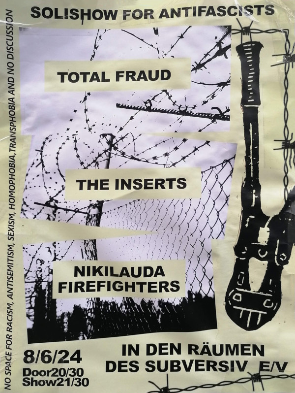 Ein Poster mit dem Titel "Solishow for Antifascists" zeigt den Hintergrund eines Stacheldrahtzauns in Schwarz-Weiß. Beige Textfelder enthalten die Bandnamen "Total Fraud," "The Inserts," und "Nikilauda Firefighters." Am unteren Rand steht: "8/6/24, Door 20/30, Show 21/30, In den Räumen des Subversiv e.V." Links vertikal: "No space for racism, antisemitism, sexism, homophobia, transphobia and no discussion." Das Design ist überwiegend in Schwarz-Weiß mit beigen Akzenten gehalten.