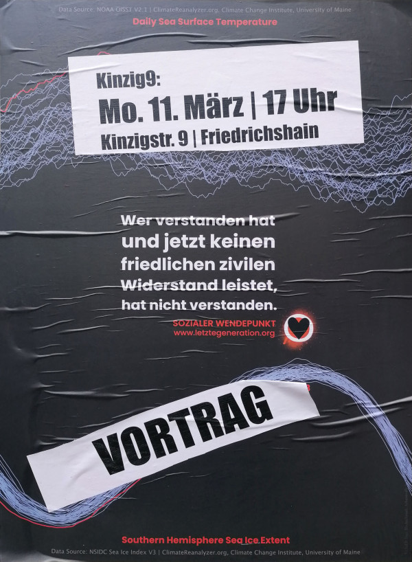 Ein schwarzes Poster mit weißen und roten Texten. Oben steht in Rot: "Daily Sea Surface Temperature". In einem weißen Rechteck: "Kinzig9: Mo. 11. März | 17 Uhr Kinzigstr. 9 | Friedrichshain". Darunter: "Wer verstanden hat und jetzt keinen friedlichen zivilen Widerstand leistet, hat nicht verstanden." Unten in Rot: "Sozialer Wendepunkt www.letztegeneration.org". Ein großes, diagonales Wort "Vortrag" überlagert das Design, darunter ein Herzsymbol. Liniendiagramme sind im Hintergrund abgebildet.