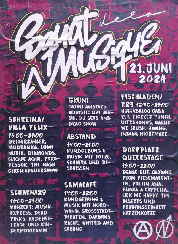 Ein Poster mit dem Titel "Squat de la Musique" in weißer Schrift auf pink-lila Hintergrund. Das Datum "21. Juni 2024" ist rechts daneben. Unten sind Veranstaltungsorte und Zeitpläne in weißen Buchstaben auf dunkelblauen Blöcken: Schreina/Villa Felix, Abstand, Scharni29, Samacafé, Grüni, Fischladen/R83, Dorfplatz Queerstage. Künstler*innen und Aktivitäten sind für jeden Ort aufgelistet. Anarchismus- und Hausbesetzungssymbol sind unten rechts abgebildet.