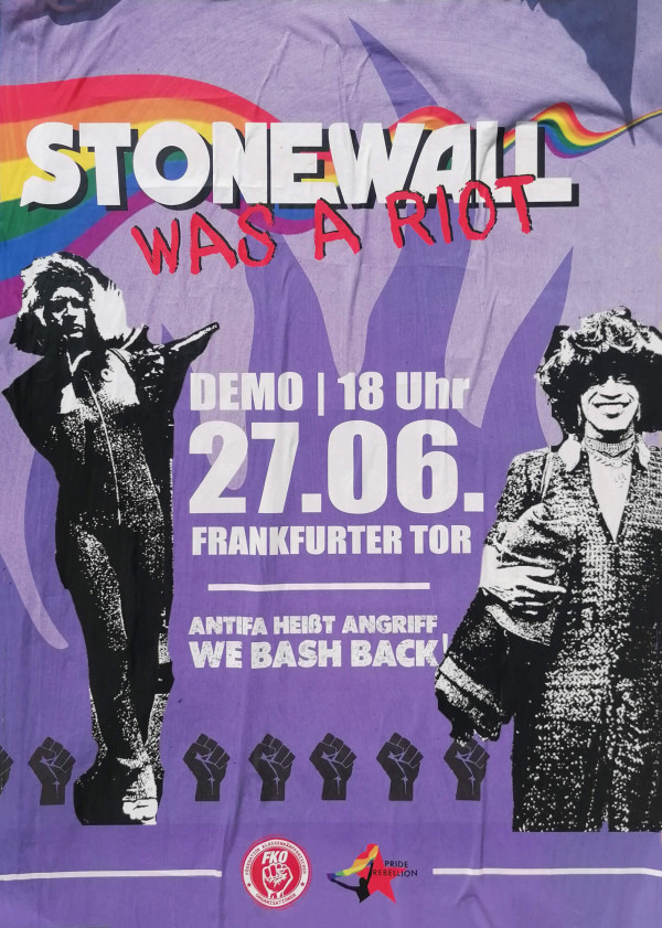 Ein Poster mit lila Hintergrund zeigt oben einen Regenbogen und den Text "Stonewall was a riot" in Weiß und Rot. Links ist eine schwarz-weiße Abbildung einer Person mit Mikrofon, rechts eine Person mit Jacke. In der Mitte steht in Weiß: "Demo | 18 Uhr 27.06. Frankfurter Tor". Unten der Text "Antifa heißt Angriff we bash back!" mit einer Reihe schwarzer Fäuste. Logos von FKO und Pride Rebellion sind unten.