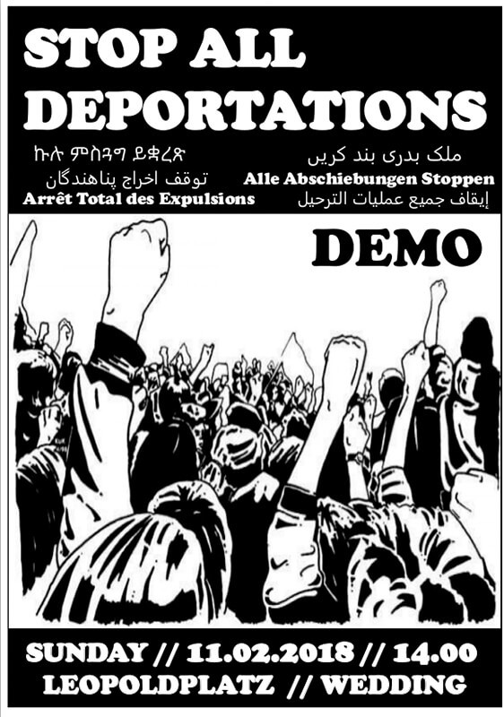 Schwarz-weißes Plakat mit der Überschrift „Stop All Deportations“ in mehreren Sprachen, darunter Englisch, Arabisch, Deutsch und Französisch. Darunter eine Zeichnung von Menschen mit erhobenen Fäusten. Rechts steht „Demo“. Am unteren Rand steht: „Sunday // 11.02.2018 // 14.00 Leopoldplatz // Wedding“. Der Hintergrund ist schwarz mit weißem Text, die Zeichnung ist schwarz umrandet auf weißem Hintergrund.