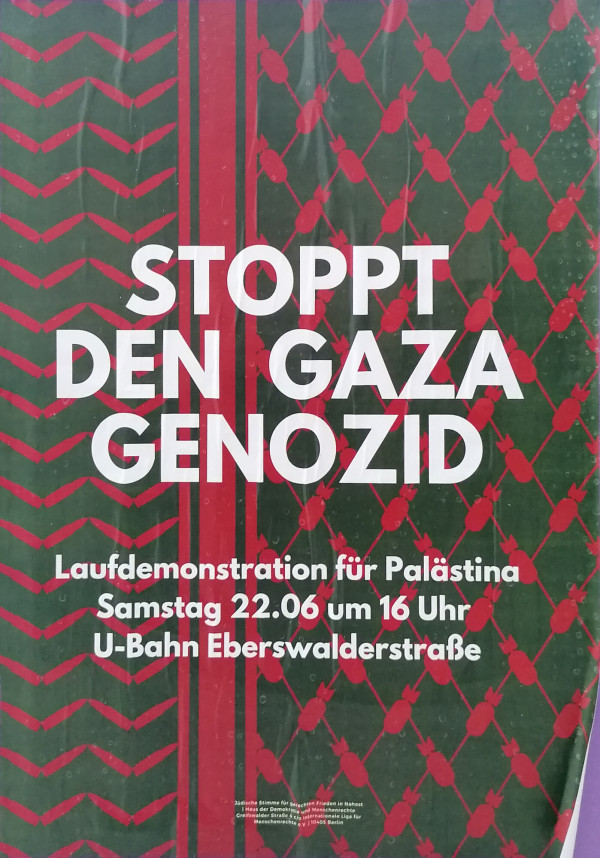 Ein Poster mit einem dunklen Hintergrund, auf dem rote geometrische Muster und Formen wie bei einer Kufiya zu sehen sind. Der Text in weißer Schrift lautet: "Stoppt den Gaza Genozid. Laufdemonstration für Palästina. Samstag 22.06 um 16 Uhr. U-Bahn Eberswalderstraße." Unten sind kleine Schriftzeilen mit den Organisatoren: Jüdische Stimme für gerechten Frieden in Nahost, Haus der Demokratie und Menschenrechte, Internationale Liga für Menschenrechte e.V., Berlin.