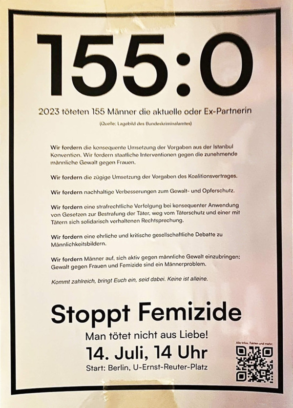 Das Poster zeigt eine schwarze Rahmung auf weißem Hintergrund mit dem großen Schriftzug "155:0". Darunter steht: "2023 töteten 155 Männer die aktuelle oder Ex-Partnerin". Es folgen Forderungen, die Istanbul-Konvention umzusetzen und männliche Gewalt gegen Frauen zu bekämpfen. Am Ende steht "Stoppt Femizide. Man tötet nicht aus Liebe! 14. Juli, 14 Uhr. Start: Berlin, U-Ernst-Reuter-Platz". Ein QR-Code befindet sich unten rechts.