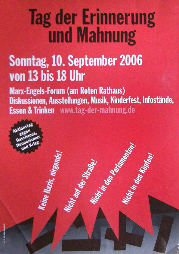 Ein rotes Poster mit schwarzem und weißem Text. Oben steht: "Tag der Erinnerung und Mahnung". Darunter: "Sonntag, 10. September 2006 von 13 bis 18 Uhr" und "Marx-Engels-Forum (am Roten Rathaus) Diskussionen, Ausstellungen, Musik, Kinderfest, Infostände, Essen & Trinken www.tag-der-mahnung.de". Ein schwarzer Kreis links zeigt: "Aktionstag gegen Rassismus, Neonazismus und Krieg". Unten sind rote Zacken mit den Texten: "Keine Nazis, nirgends!", "Nicht auf der Straße!", "Nicht in den Parlamenten!", "Nicht in den Köpfen!".