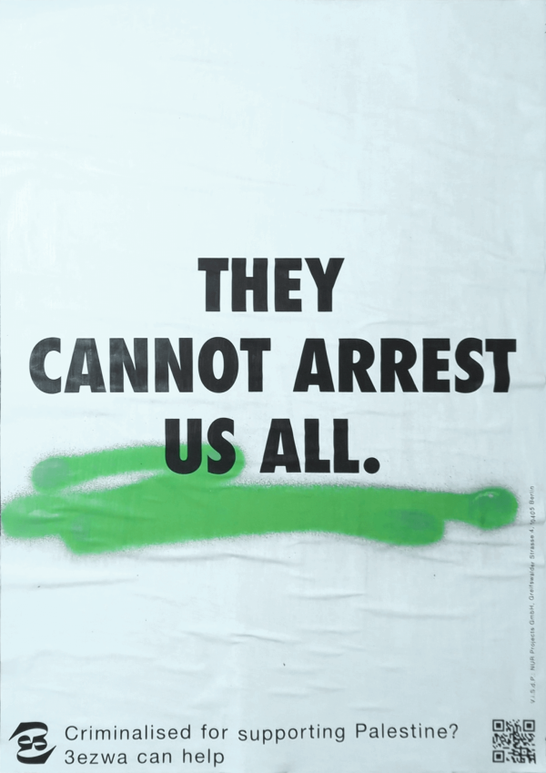 Ein Poster mit einem weißen Hintergrund zeigt in großen schwarzen Buchstaben den Text: "They cannot arrest us all." Der Text ist mehrfach grün mit einer Farbdose unterstrichen. Unten links befindet sich ein schwarzes Logo von 3ezwa und der Text: "Criminalised for supporting Palestine? 3ezwa can help." Rechts unten ist ein QR-Code abgebildet.