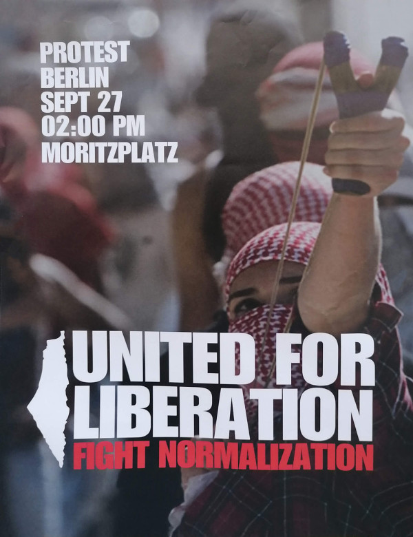 Das Plakat zeigt eine Person mit einem rot-weißen Kopftuch und einer Steinschleuder. Der Hintergrund ist verschwommen. Links oben steht in weißer Schrift: "Protest Berlin Sept 27 02:00 PM Moritzplatz". Unten in großen Buchstaben steht "United for Liberation" in Weiß und "Fight Normalization" in Rot. Links daneben ist eine Land-Silhouette in weiß.