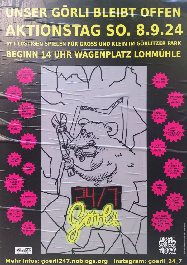 Ein Poster mit schwarzem Hintergrund und gelber Schrift: "Unser Görli bleibt offen. Aktionstag So. 8.9.24 mit lustigen Spielen für Groß und Klein im Görlitzer Park. Beginn 14 Uhr Wagenplatz Lohmühle." In der Mitte ist eine Zeichnung eines Tieres mit einer Zange. Rechts und links sind pinke Sterne mit Texten wie "Einen Zaun zerschneiden" und "Ein Bild malen". Unten steht in Gelb "24/7 Görli". Weitere Infos: goerli247.noblogs.org, Instagram: goerli_24_7. Ein QR-Code ist unten rechts.