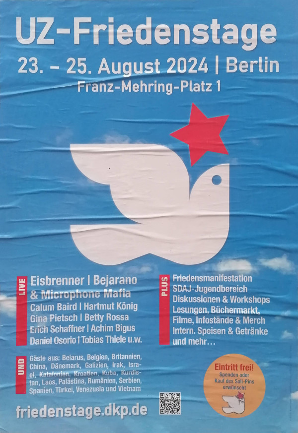 Ein Poster mit einem blauen Hintergrund zeigt eine weiße Taube mit einem roten Stern. Der Text lautet: "UZ-Friedenstage 23. - 25. August 2024 | Berlin Franz-Mehring-Platz 1". Unten stehen Programmpunkte wie "Live: Eisbrenner, Bejarano & Microphone Mafia" und weitere Künstler*innen. Rechts sind "Plus"-Aktivitäten wie "Friedensmanifestation" und "Diskussionen & Workshops" aufgeführt. Unten ist eine orangefarbene Blase mit "Eintritt frei!" und der Website "friedenstage.dkp.de".