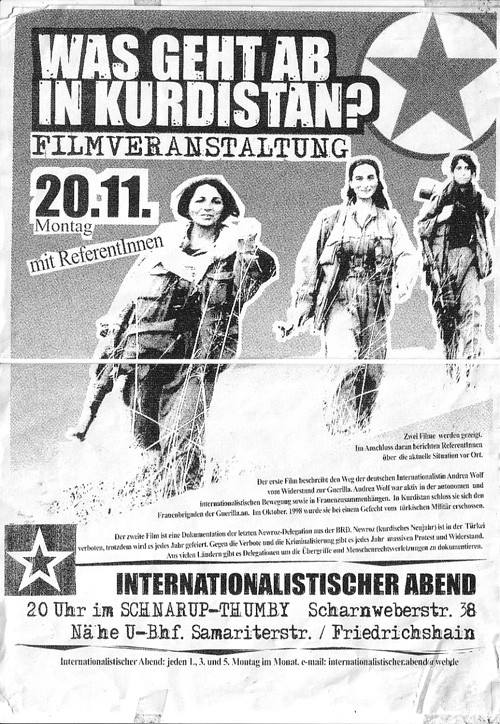 Ein Schwarz-Weiß-Plakat mit drei bewaffneten Frauen im Gehen. Der Text lautet: "Was geht ab in Kurdistan? Filmveranstaltung 20.11. Montag mit ReferentInnen." In der rechten oberen Ecke befindet sich ein Sternsymbol.