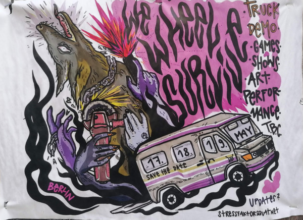 Ein Poster mit einem wilden, brüllenden Tier, das von lila Händen und Ketten umgeben ist. Der Hintergrund ist rosa mit dem Text "We Wheel Survive". Rechts steht "Truck Demo, Games, Shows, Art, Performance, T.B.C." Ein Wohnwagen mit den Daten "17., 18., 19. Mai" und "Save the Date" ist abgebildet. Unten links steht "Berlin" und unten rechts "Updates? stressfaktorsquat.net". Die Farben sind lebhaft, vor allem Lila, Rosa und Braun.