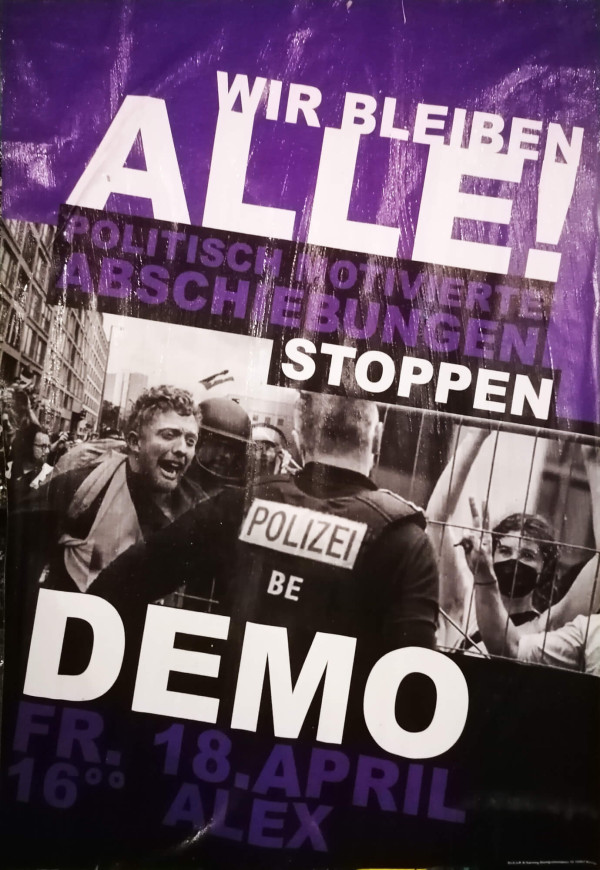 Ein Poster mit violettem Hintergrund zeigt den Text "Wir bleiben alle! Politisch motivierte Abschiebungen stoppen". Darunter ist ein Schwarz-Weiß-Foto von einer Person, die mit der Polizei konfrontiert ist, und eine andere Person hinter einem Zaun, die das Peace-Zeichen macht. Der Text "Demo" ist groß und weiß geschrieben. Unten steht "Fr. 18. April 16 Uhr Alex" in lila und weiß.
