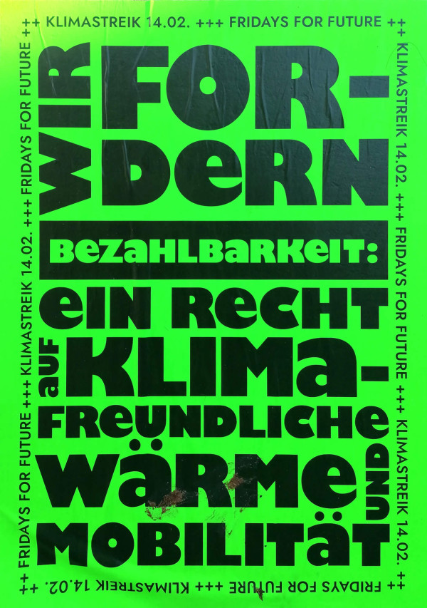 Ein Poster mit leuchtend grünem Hintergrund und schwarzem Text. Oben steht "Wir fordern" in großen Buchstaben. Darunter folgt "Bezahlbarkeit: ein Recht auf klimafreundliche Wärme und Mobilität" in verschiedenen Schriftgrößen. An den Rändern steht mehrmals "Klimastreik 14.02. +++ Fridays for Future +++". Das Design ist auffällig und kontrastreich.
